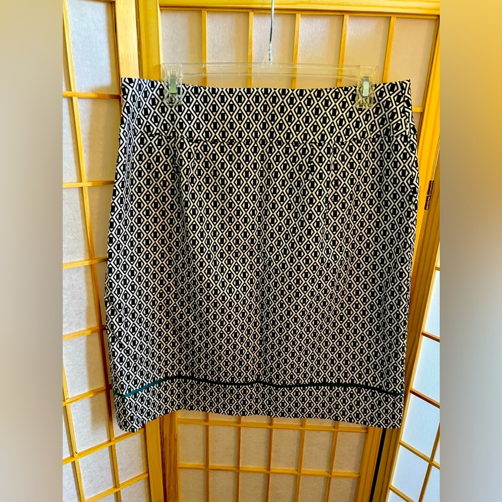 Ann Taylor Black/White patterned skirt, size 12, EUC
